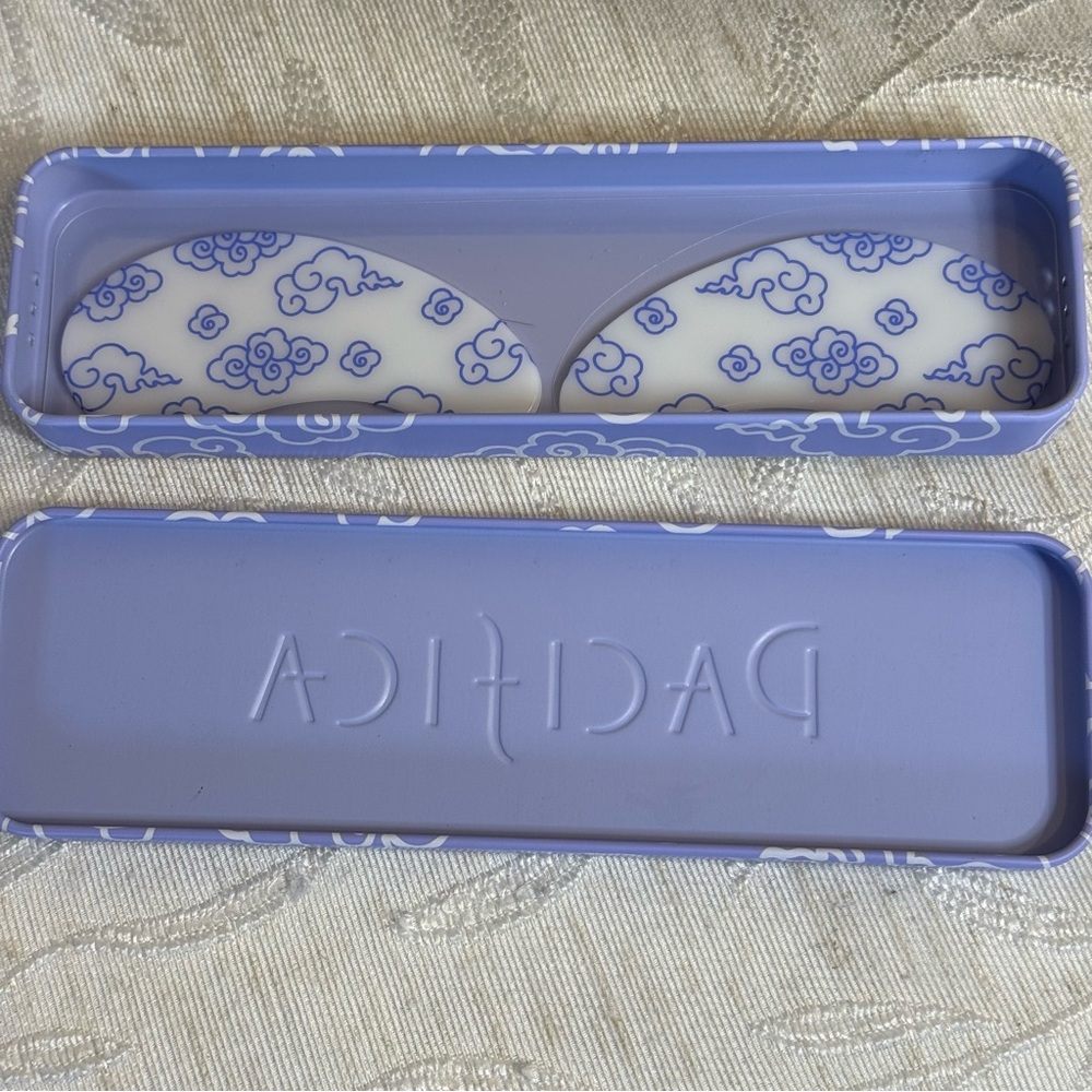 Pacifica Reusable Undereye Mask set with a cloud pattern in closed tin.‎